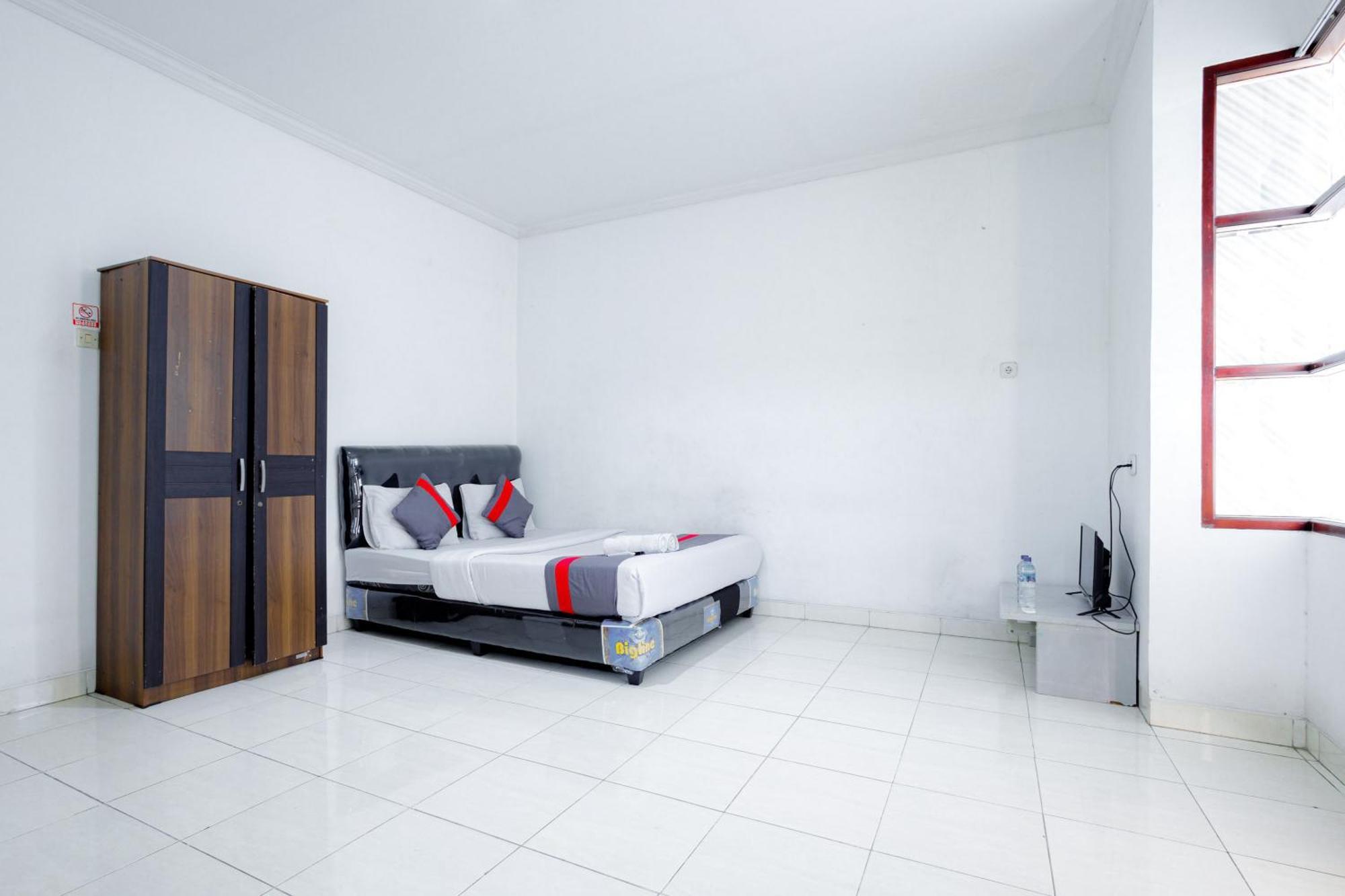 J&B Rooms Tomang Jakarta Mitra Reddoorz Exterior photo
